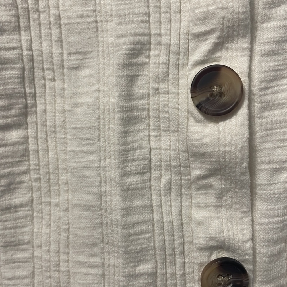 White crop tank with buttons. - Picture 2 of 3